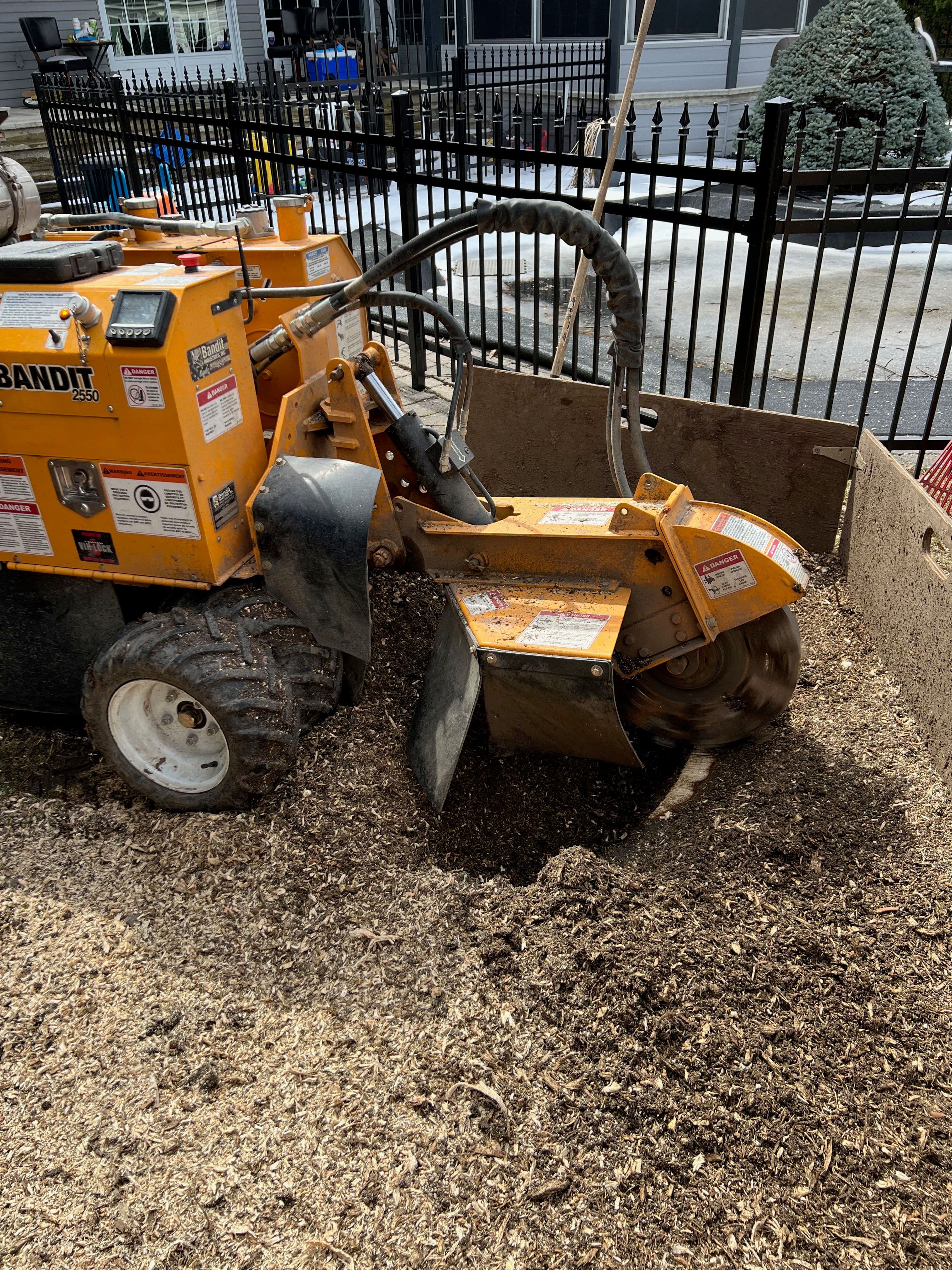 On protège la clôture lors d'un essouchement.